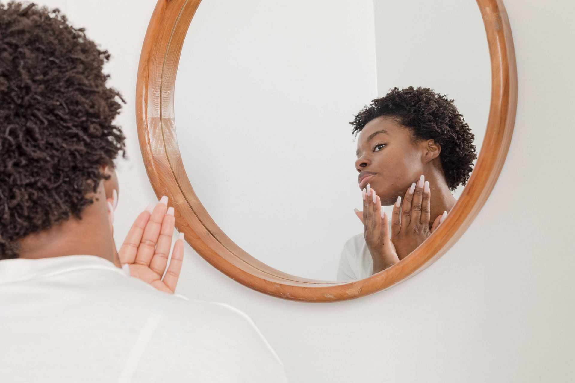 Japanese skincare -moisturizing keeps your skin hydrated. (Image via Unsplash / Curology )